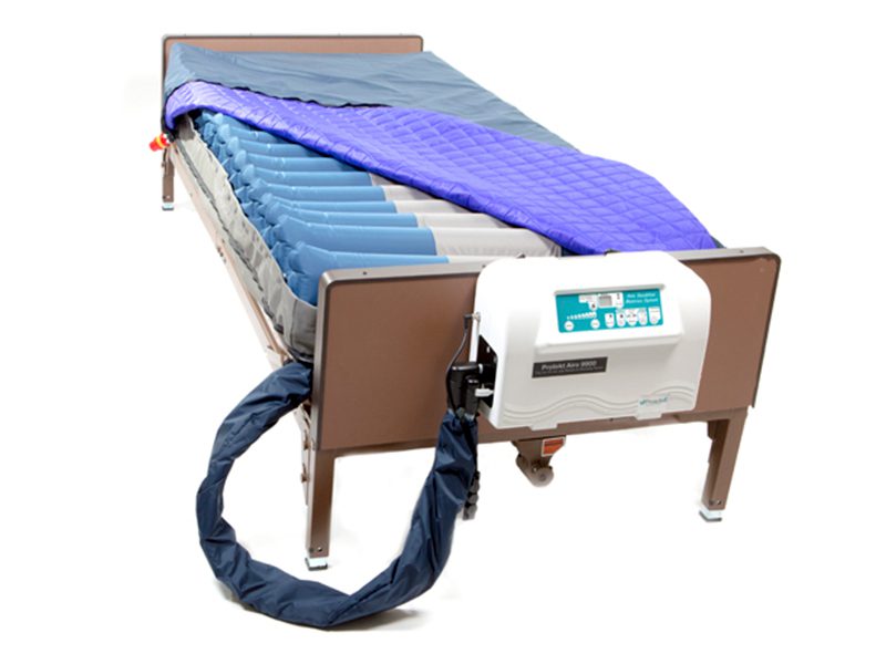 Hospital bed with medical alternating pressure mattress